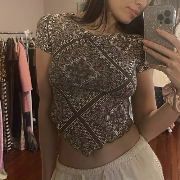 All sizes! NWT Cute asymmetrical Paisley Print Crop Top - Picture 1 of 5